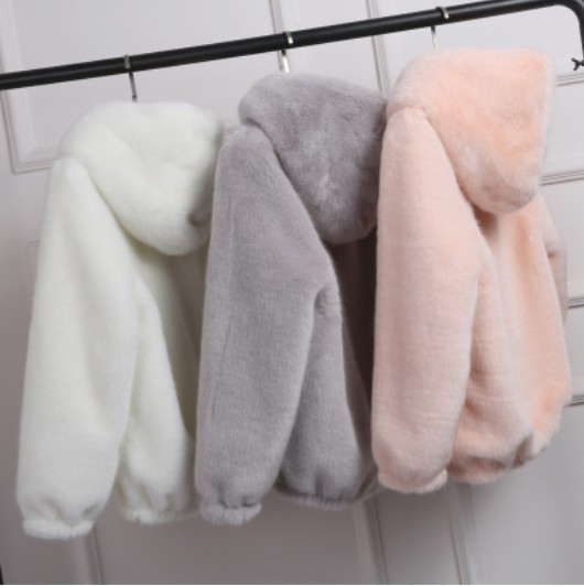 The 2021 autumn/winter new style of faux fur coat for women in Korean style is loose, cute and short. It is made of rex rabbit fur and fleece with a hooded hat