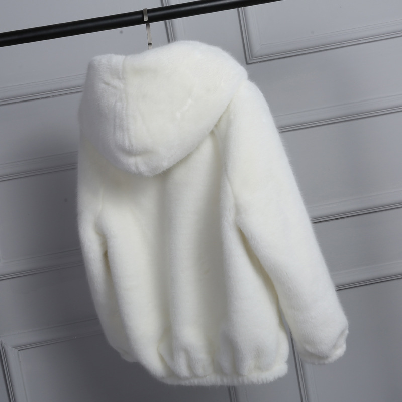 The 2021 autumn/winter new style of faux fur coat for women in Korean style is loose, cute and short. It is made of rex rabbit fur and fleece with a hooded hat Application Scenario
