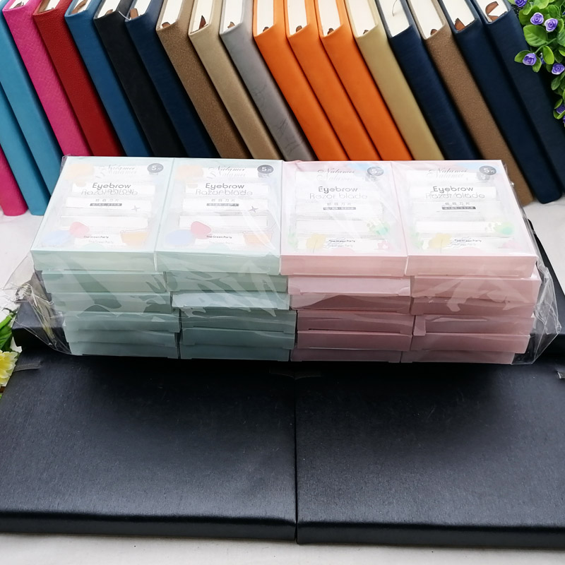 H1438 pvc box set of five eyebrow trimmers, eyebrow drawing knives, eyebrow shaving knives, eyebrow clippers, eyebrow scissors and makeup tools, 2-yuan store Application Scenario