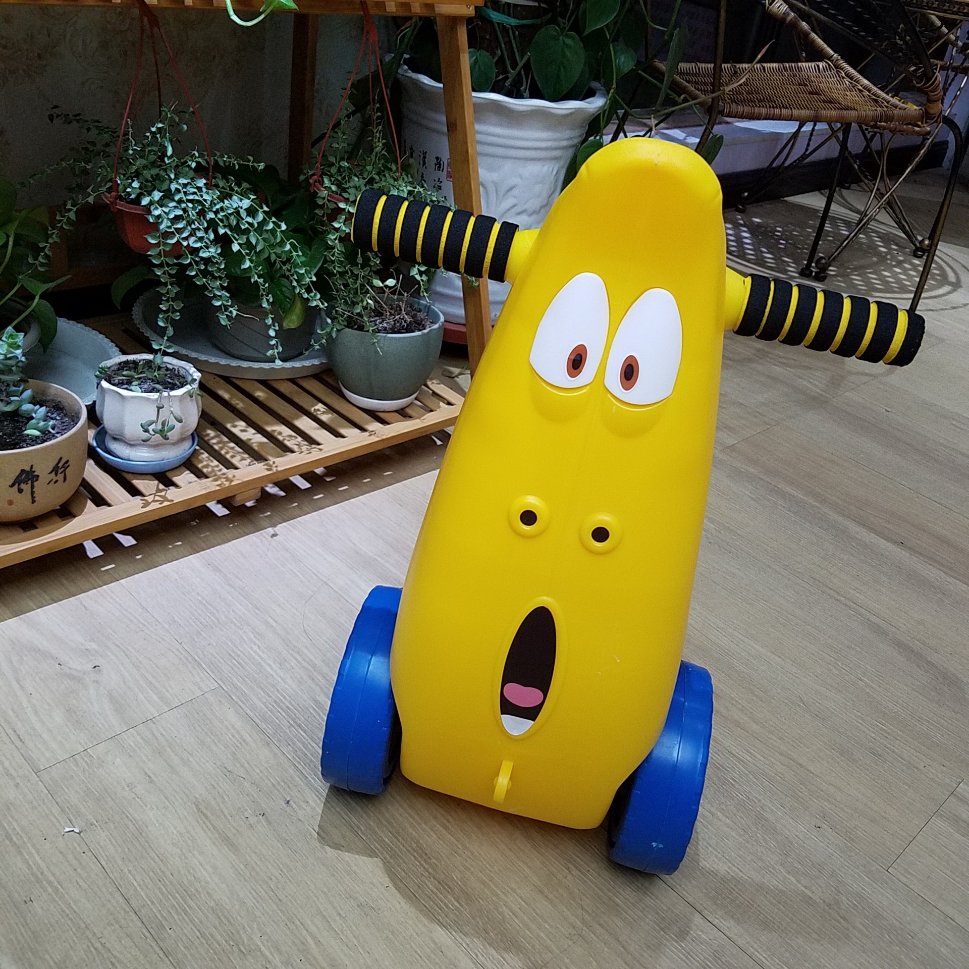 Stinky Bug Roller Coaster is a rocking and balancing toy for 1-3-year-old babies details Picture