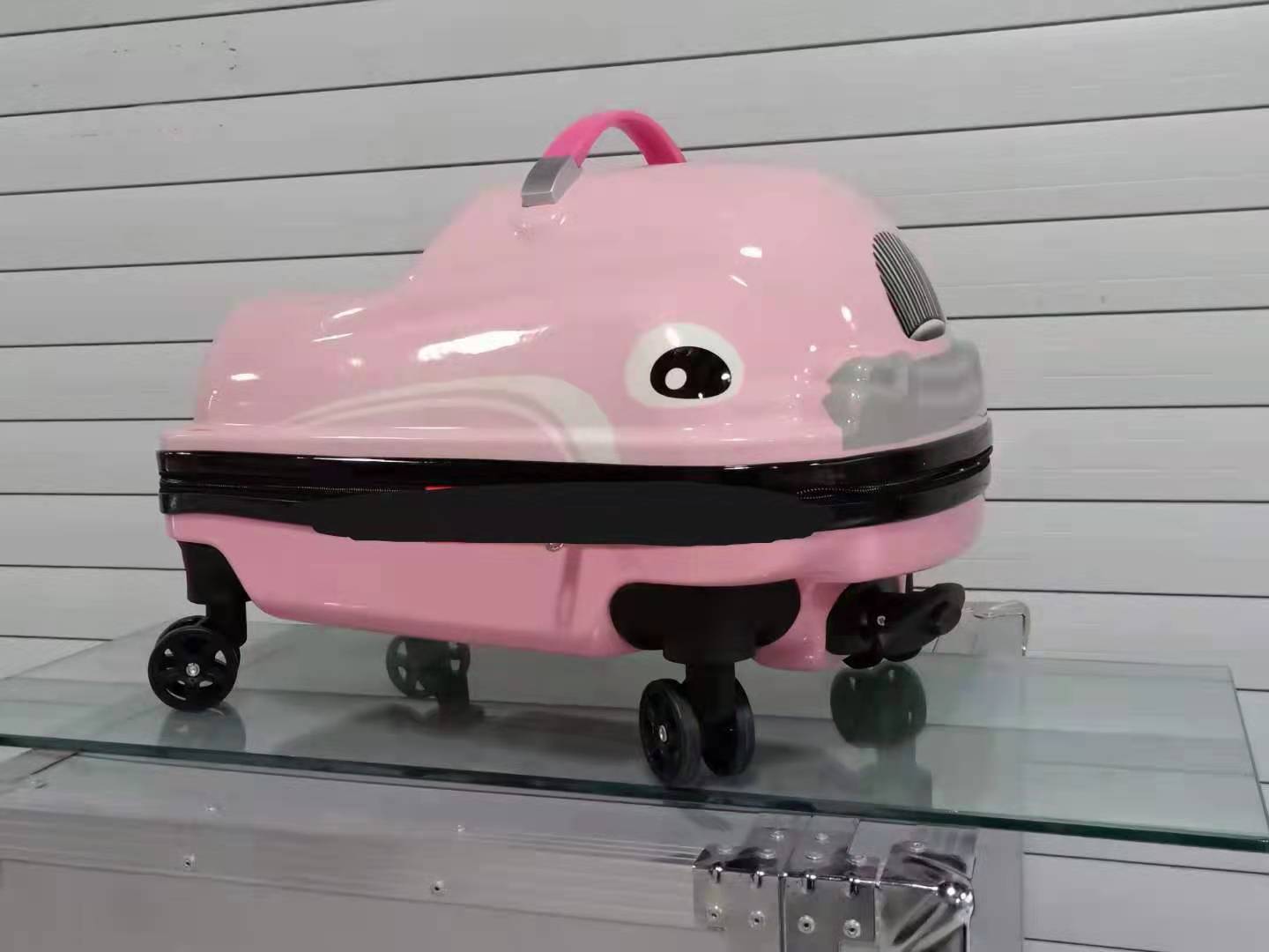 Customized 20-inch rideable suitcase, children's luggage, travel case, little duck, swivel wheel and seat travel case Application Scenario