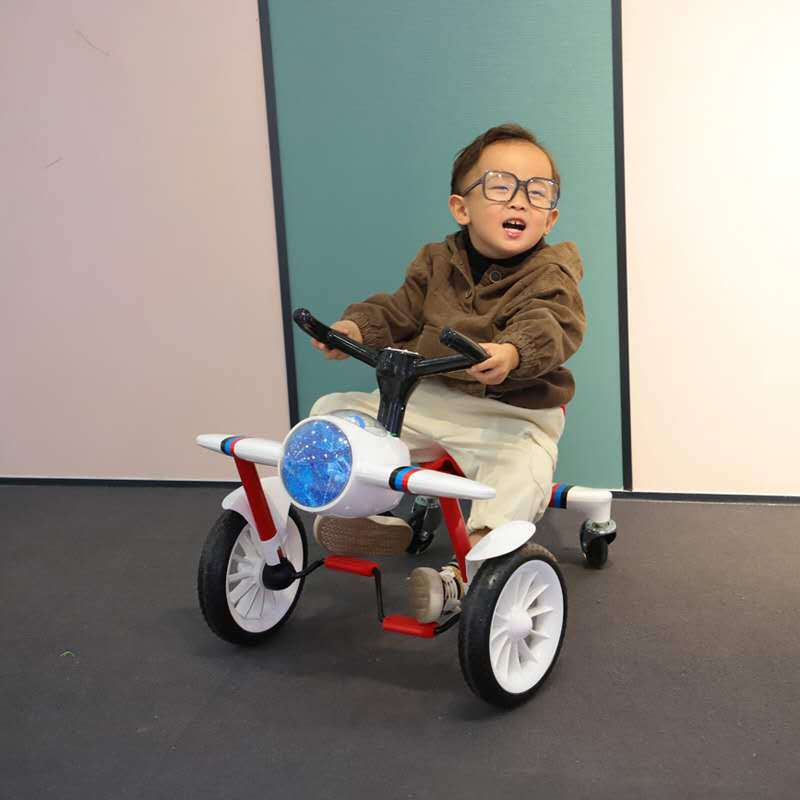 Children's foot-pedal imitation airplane head drifting toy car, children's tricycle, foot-pedal offset tricycle square yo-yo car Application Scenario