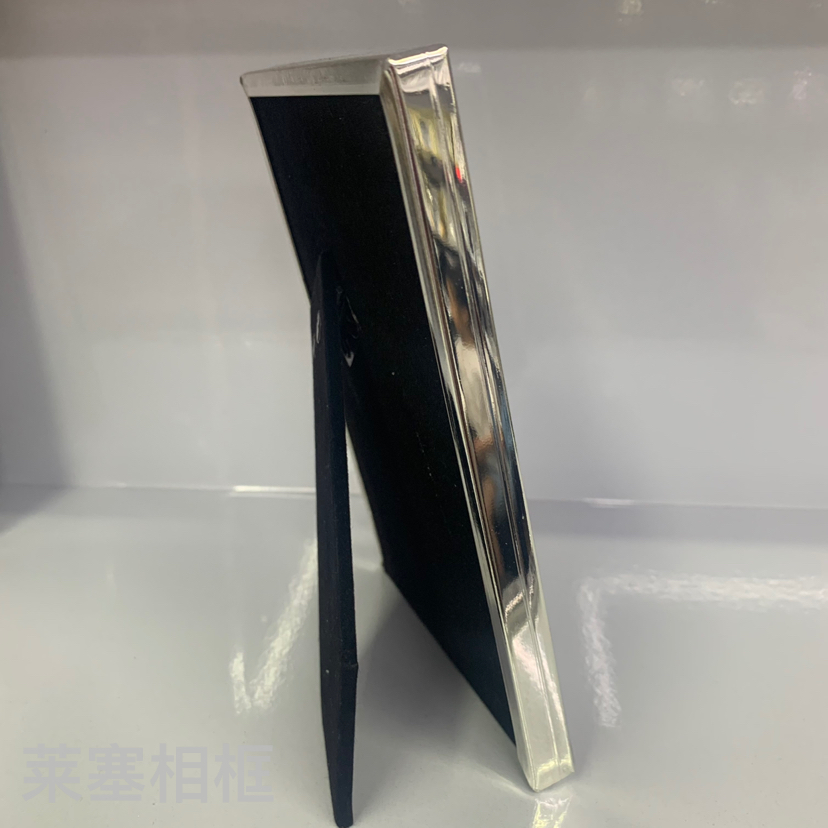 Couple iron electroplated silver glass creative decorative items, photos, home decoration gifts, handicrafts, metal photo frames Application Scenario