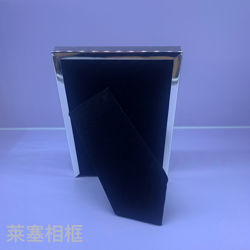 Photos of creative decorative items made of gilded iron, electroplated silver metal material, home decoration gifts, handicrafts, and metal photo frames Application Scenario