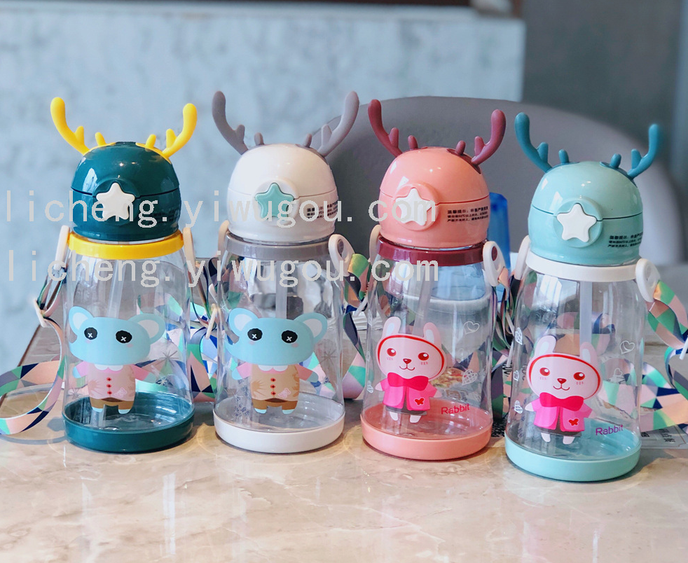 Cartoon Antler children's straw cup with strap, portable and cute plastic cup, 550ml, boundable and sealed for kindergarten