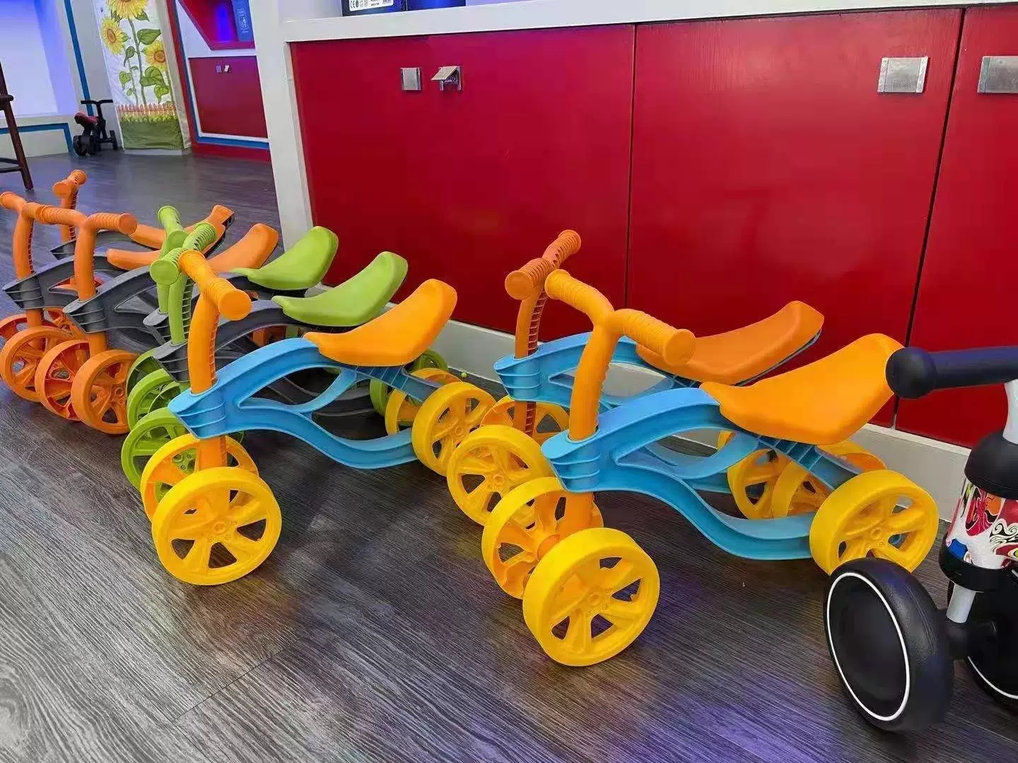 Children's balance scooters, four-wheel sliding vehicles, and pedal learning scooters for children aged 1-3, are popular cross-border wholesale products and hot-selling gifts Item Picture