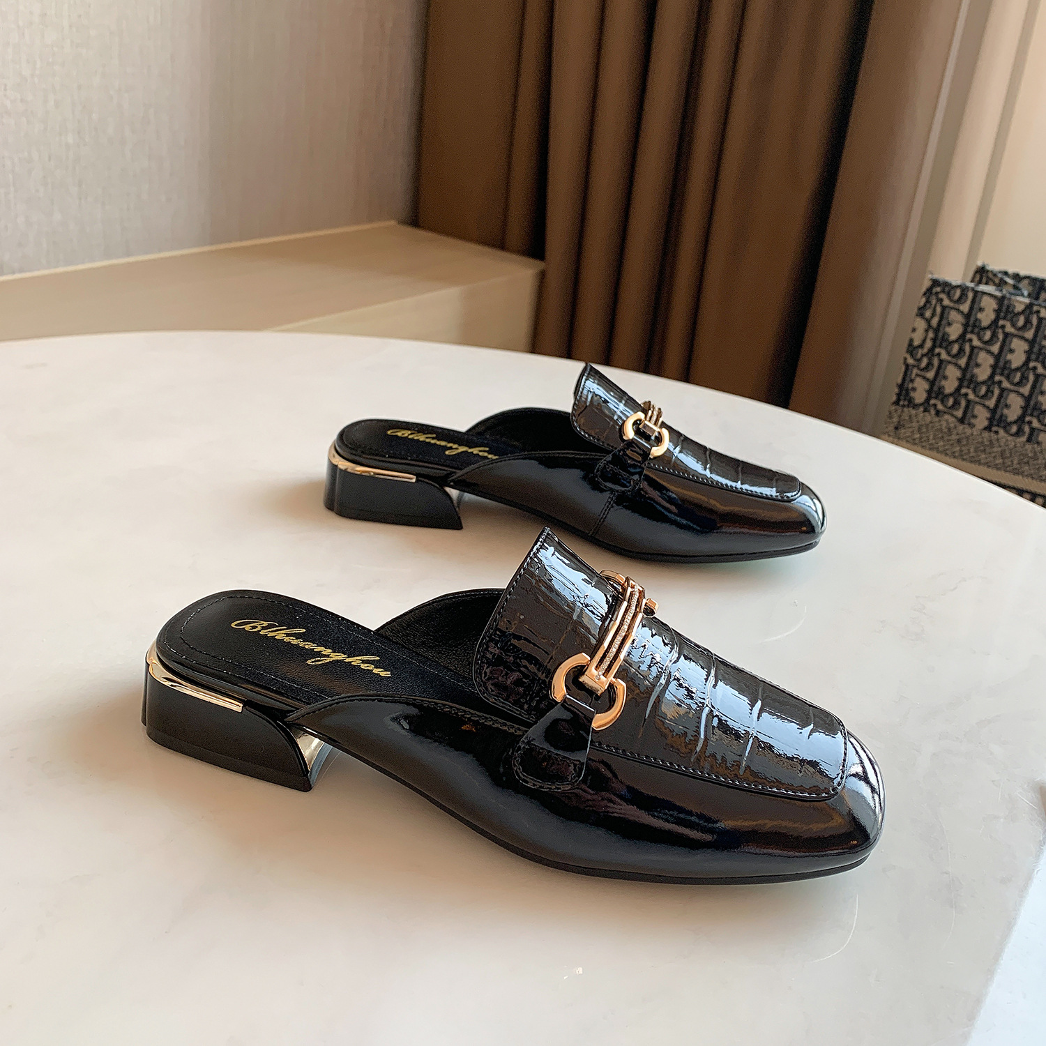 Mirror face head layer cocoskin slipper female 202 summer new fund wears a word to drag outside half pack wenzhou woman's shoe a generation hair