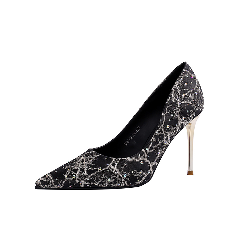 Winter pointed embroidered high-heeled shoes female design sense niche 202 new spring heel drill shallow mouth single shoes