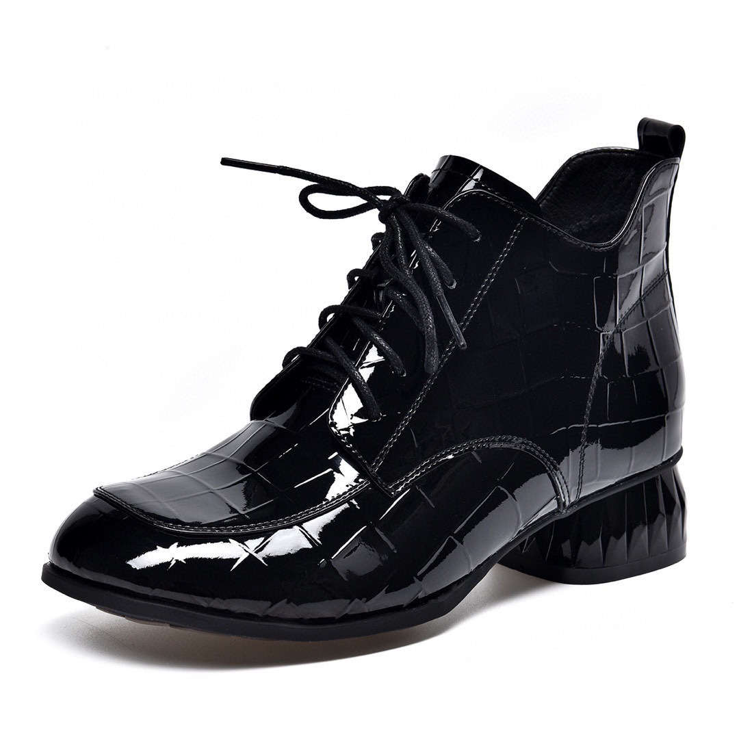 Women's boots Autumn/winter 202 new embossed cow patent leather round head, low heel, small ankle boots, lace-up side zipper boots