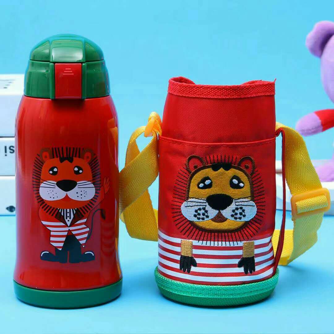 New cartoon stainless steel vacuum insulated cup, customized creative children's kettle with straw, baby water cup gift wholesale, portable and easy to clean, food-grade silicone straw, multiple colors and patterns to choose from, baby water cup. Application Scenario