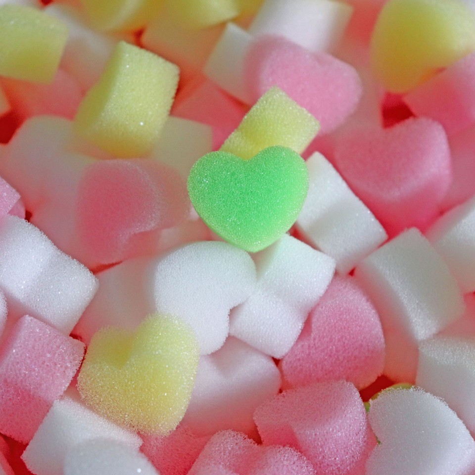 Colored heart-shaped sponge sponge gasket, fireproof and flame-retardant foam rubber pad, sponge foot pad, single-sided adhesive foam pad full figure