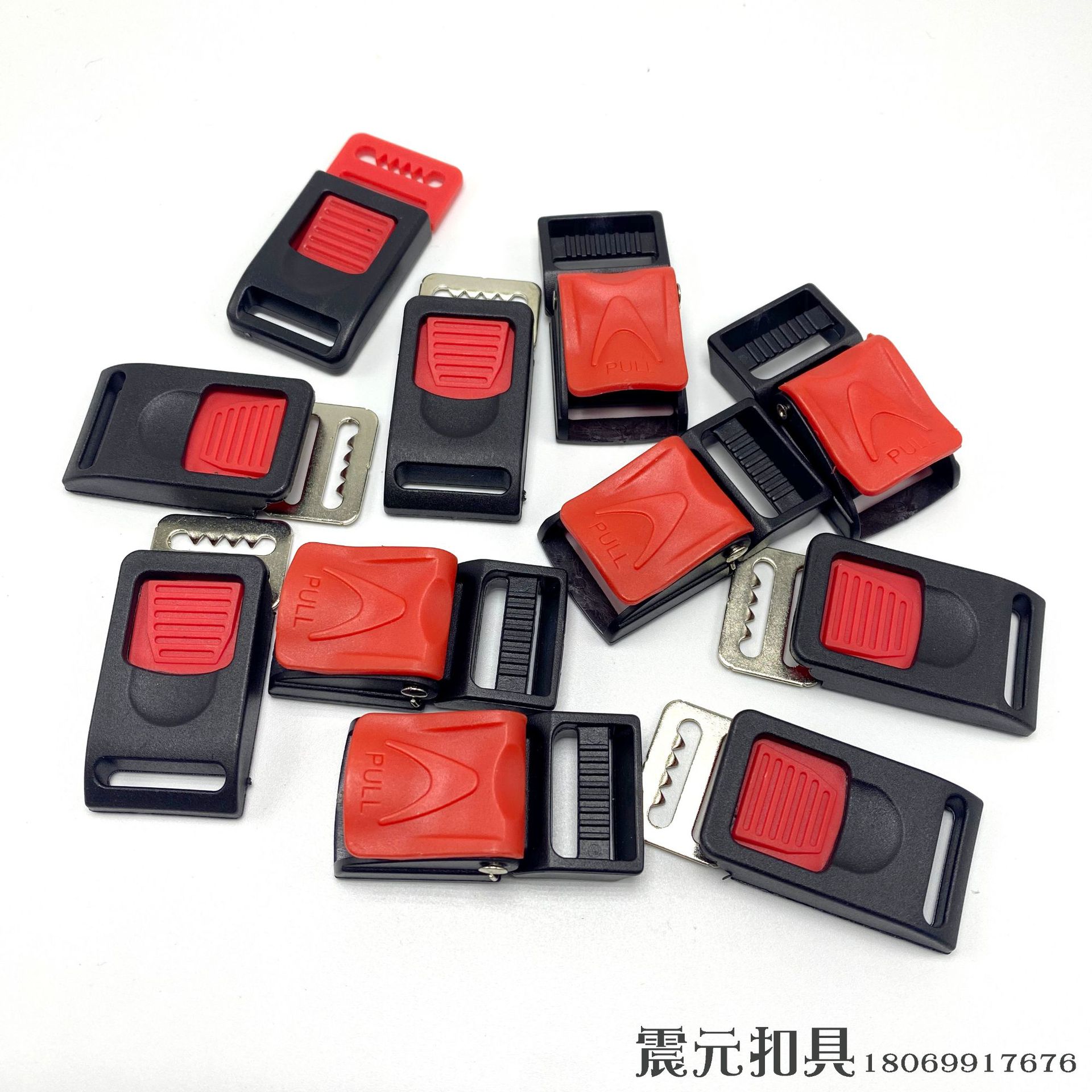 أزرار محمولة من البلاستيك على ظهر حقيبة الظهر المضبوطة بجهاز ضبط الخوذة Item Picture