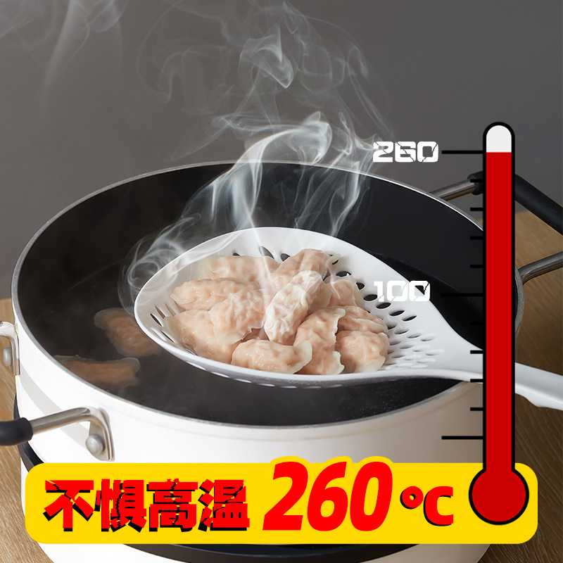 Household kitchen noodle scooping large strainer, kitchen long-handled anti-slip dumpling, wonton and tangyuan strainer, draining scooping, filter screen Application Scenario