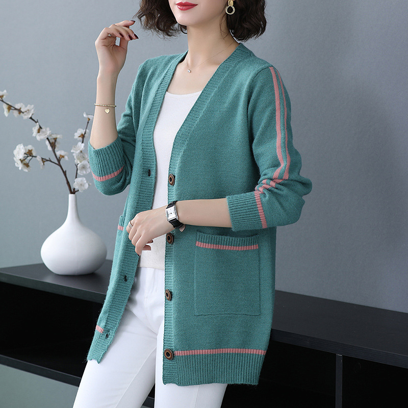 A thin knitted sweater for early spring, a mid-length mom cardigan sweater, paired with a loose coat for February and August