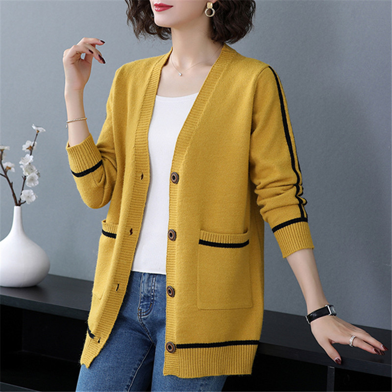 A thin knitted sweater for early spring, a mid-length mom cardigan sweater, paired with a loose coat for February and August details Picture