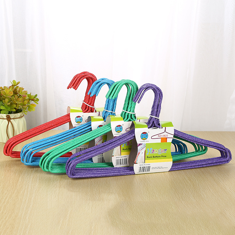 The manufacturer wholesals household anti-slip and traceless drying plastic-coated clothes hangers. The simple solid color thickened 10-piece hangers are selling well