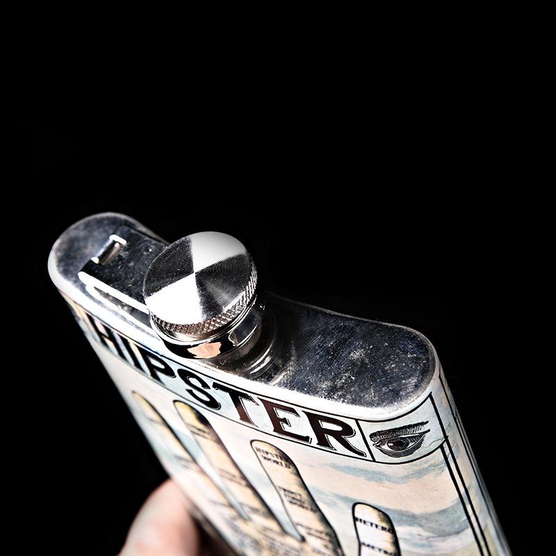 Portable outdoor stainless steel flat wine pot, 1 jin or 2 jin thick wine pot, outdoor household white spirit bottle, wine barrel, wine utensils, stainless steel white spirit pot, outdoor portable wine pot, stainless steel wine utensils, household wine pot Application Scenario