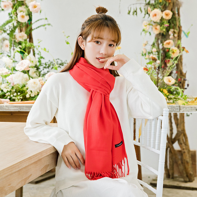 The Korean version of the faux cashmere scarf for women in autumn and winter is warm in solid color. The red cashmere scarf with tassel shawls for the annual meeting is sent by the manufacturer Application Scenario