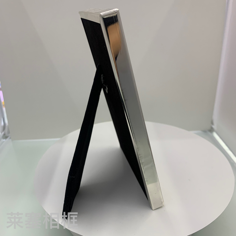 Photos of creative iron-plated silver glass ornaments for home living room and bedroom decoration, gifts, handicrafts, and metal photo frames Application Scenario