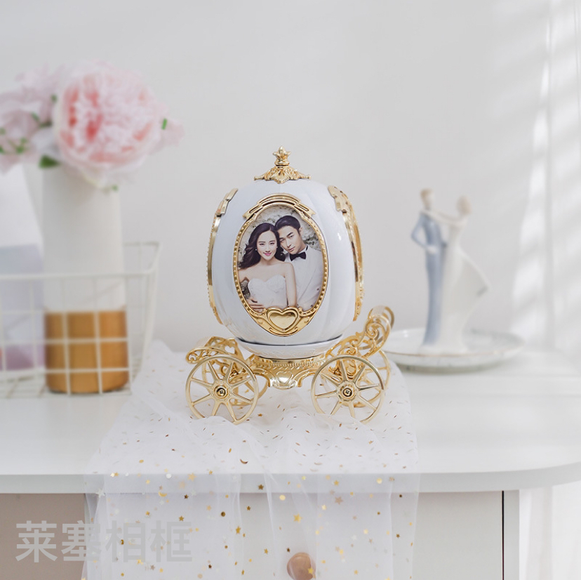 New creative pumpkin car photo frame, fashionable music box, royal carriage gift, living room decoration, handicraft photo frame details Picture