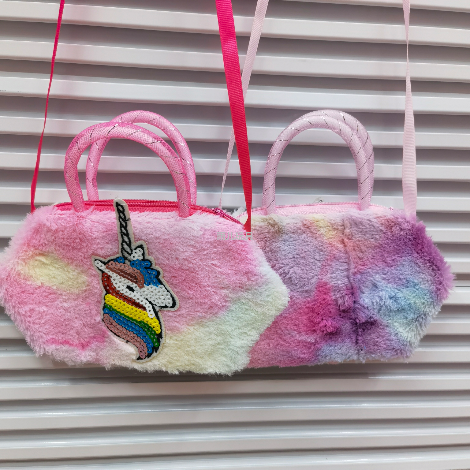 Plush toy bag, unicorn crossbody bag, gold thread hand-held crossbody bag, unicorn children's fur bag, plush bag for children Application Scenario