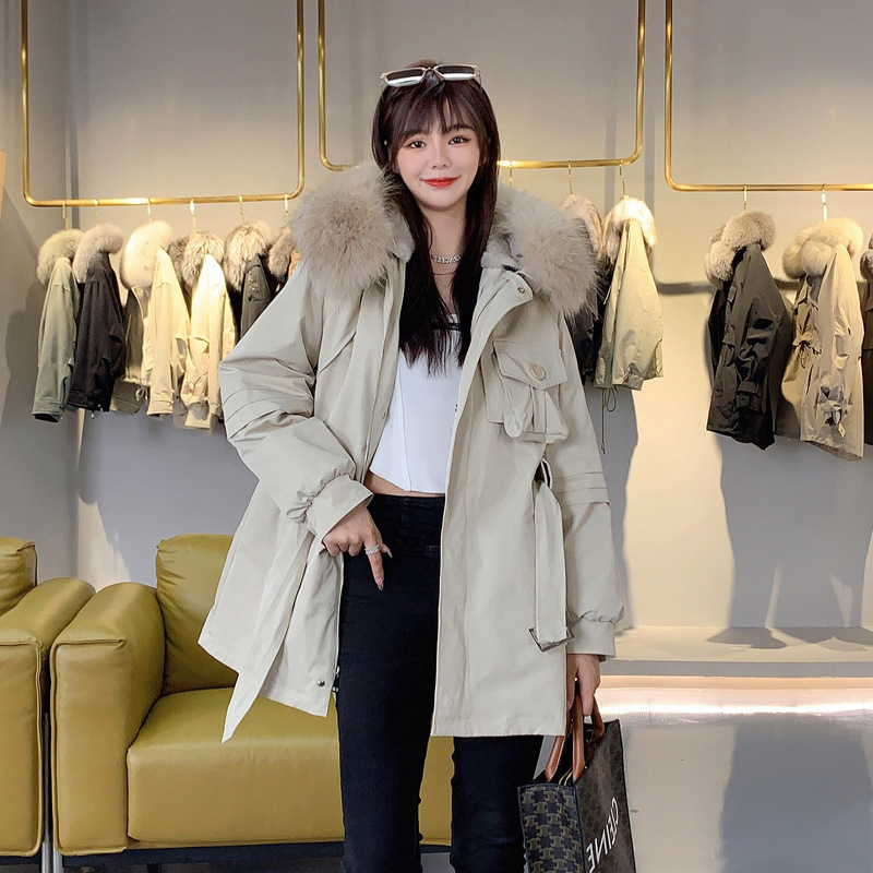 This is a mid-length winter Korean-style fashionable lace-up jacket with a cinched waist and a stylish large fur collar, designed with a rabbit fur inner liner Application Scenario