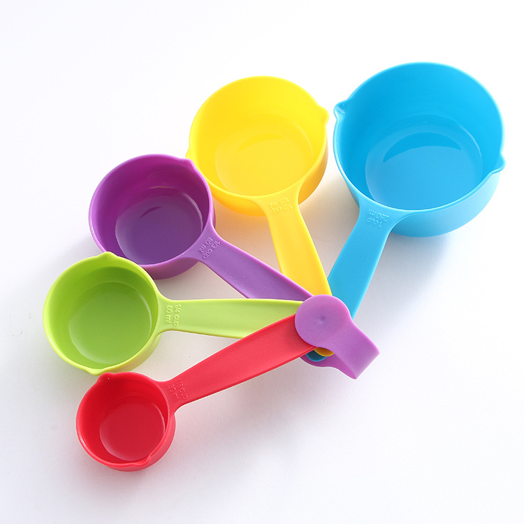 Herramientas de horneado de cocina 5 cucharas de medición de plástico de color grande tazas de medición combinación de cucharas de medición para hornear harina set details Picture
