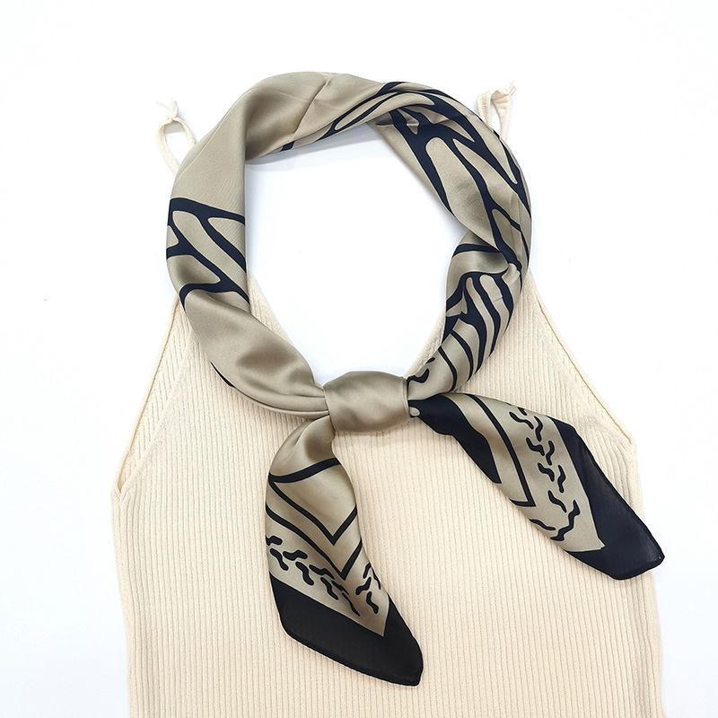 New printed square scarves, animated autumn and winter color silk scarves, silk-like scarves, neutral neckerchiefs in stock details Picture