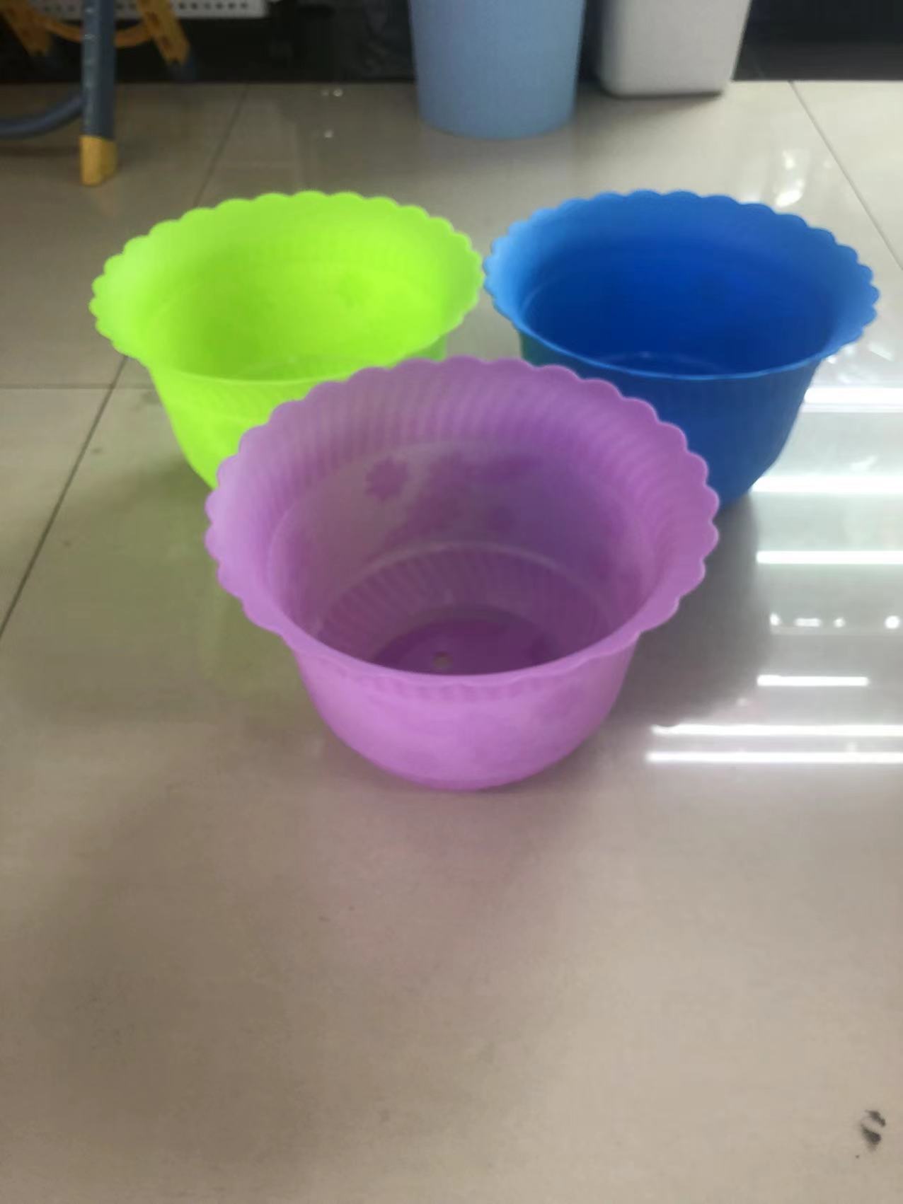 Wholesale supply of plastic large colored flower POTS