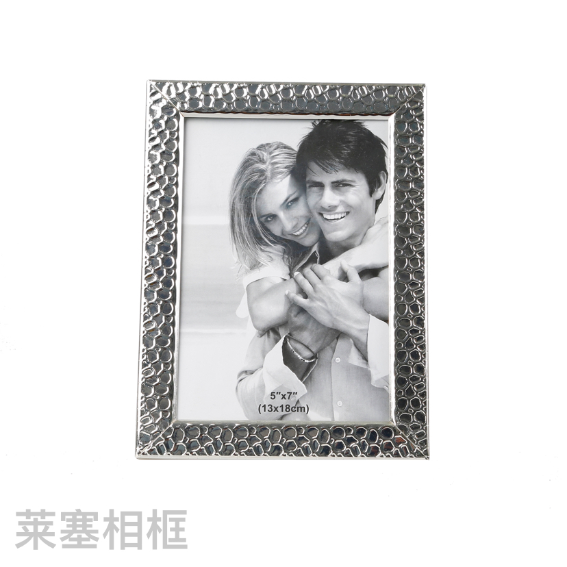 Photos of creative hammered metal decorative items, home decoration gifts, living room and bedroom handicrafts, metal photo frames details Picture