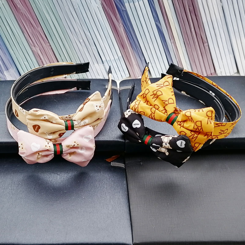 متجر مزدوج مزخرات شعر، أو دبوس شعر، أو دبوس شعر، على خط الأول من A2643. Item Picture