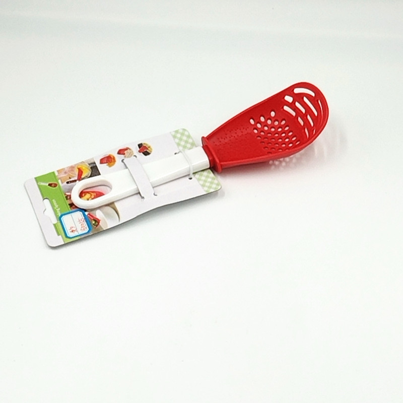 Kitchen multi-functional grinding and cooking spoon, mashing and draining spoon, ginger and garlic grinding spoon, household mashed potatoes and stir-frying spatula Application Scenario