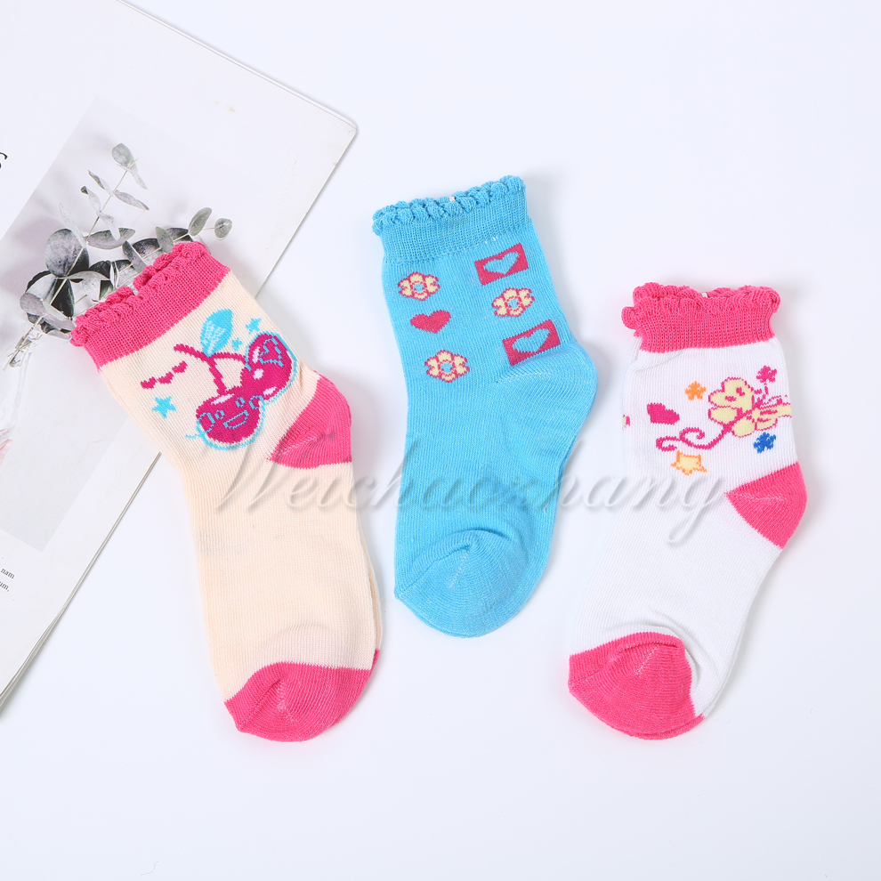 The cotton socks for girls in primary and secondary schools decorated with heart-shaped fruit patterns are comfortable to wear and come in a variety of colors details Picture