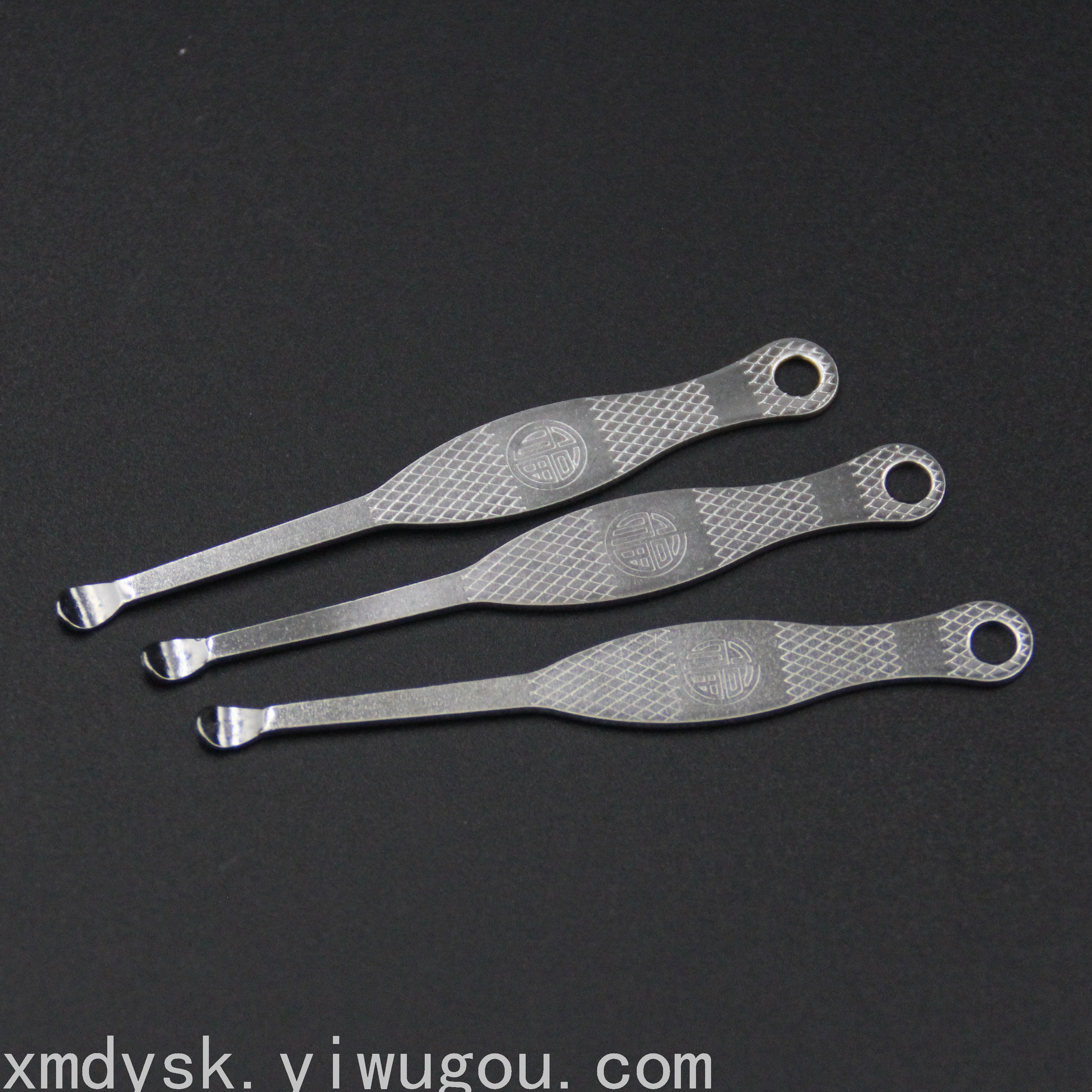 Engraved ear scoops, simple and portable, household ear scoops, supermarket street stall wholesale, ear cleaning magic tool 1026 Application Scenario