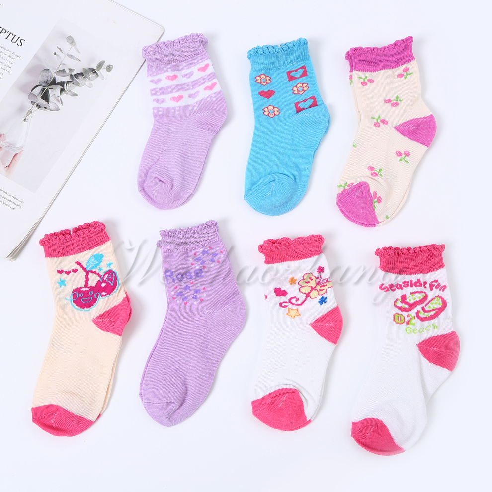 The cotton socks for girls in primary and secondary schools decorated with heart-shaped fruit patterns are comfortable to wear and come in a variety of colors