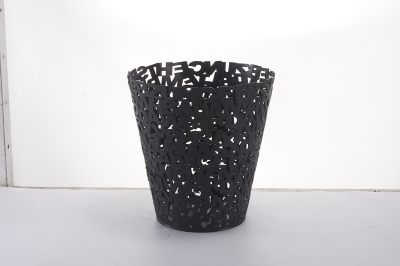 Household hollowed-out trash cans, office wastebasket trash cans, fashionable and creative living room, bedroom and kitchen trash cans Application Scenario