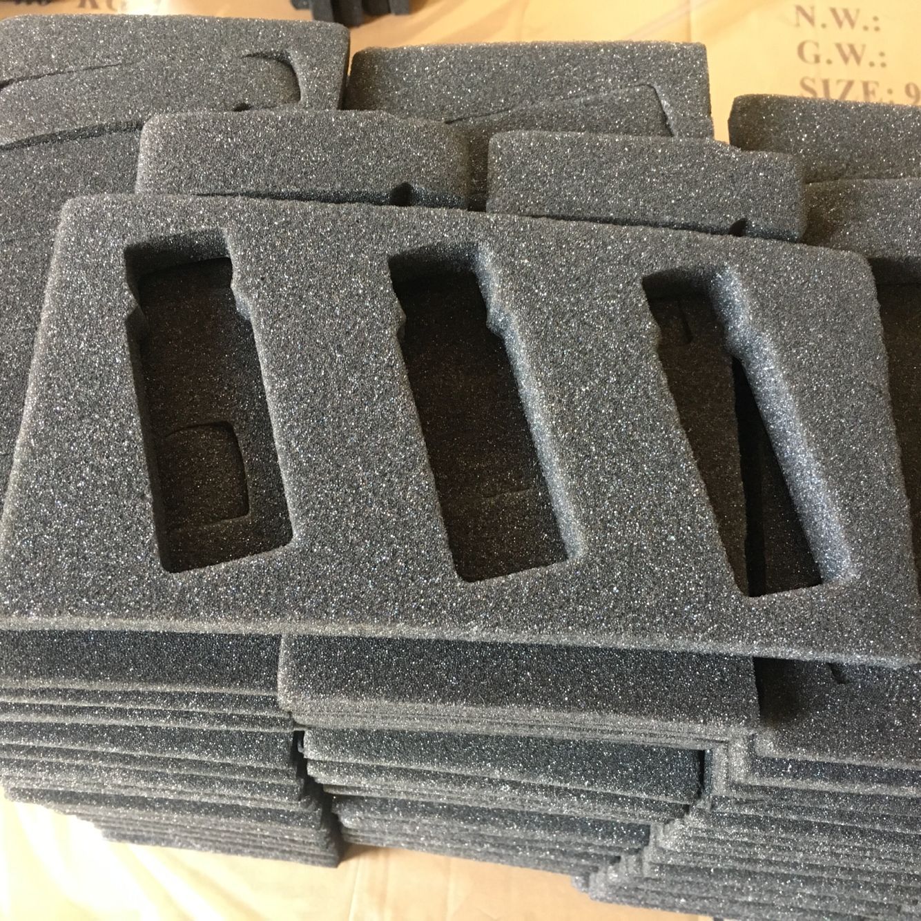 The inner lining of the jewelry packaging is made of sponge, which is shockproof and anti-drop. The sponge inner liner is processed and customized with irregular-shaped sponge and a flocked sponge tray details Picture