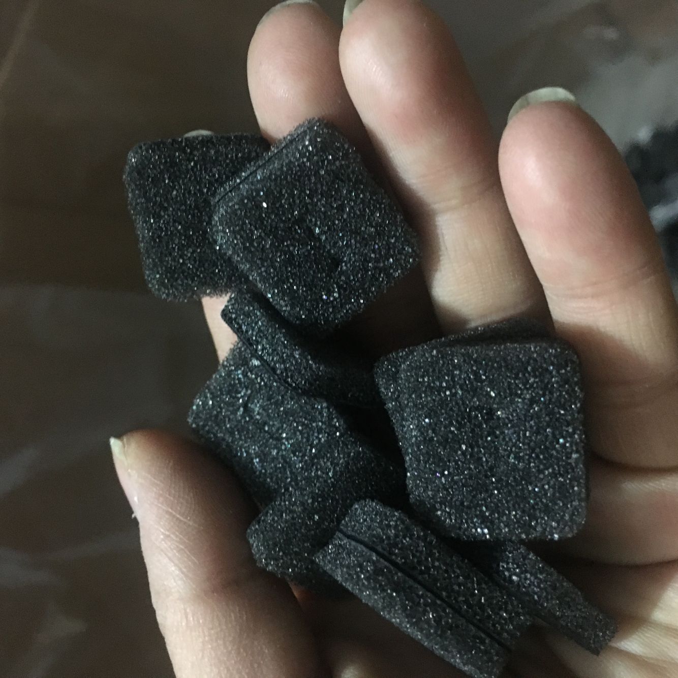 The inner lining of the jewelry packaging is made of sponge, which is shockproof and anti-drop. The sponge inner liner is processed and customized with irregular-shaped sponge and a flocked sponge tray Application Scenario