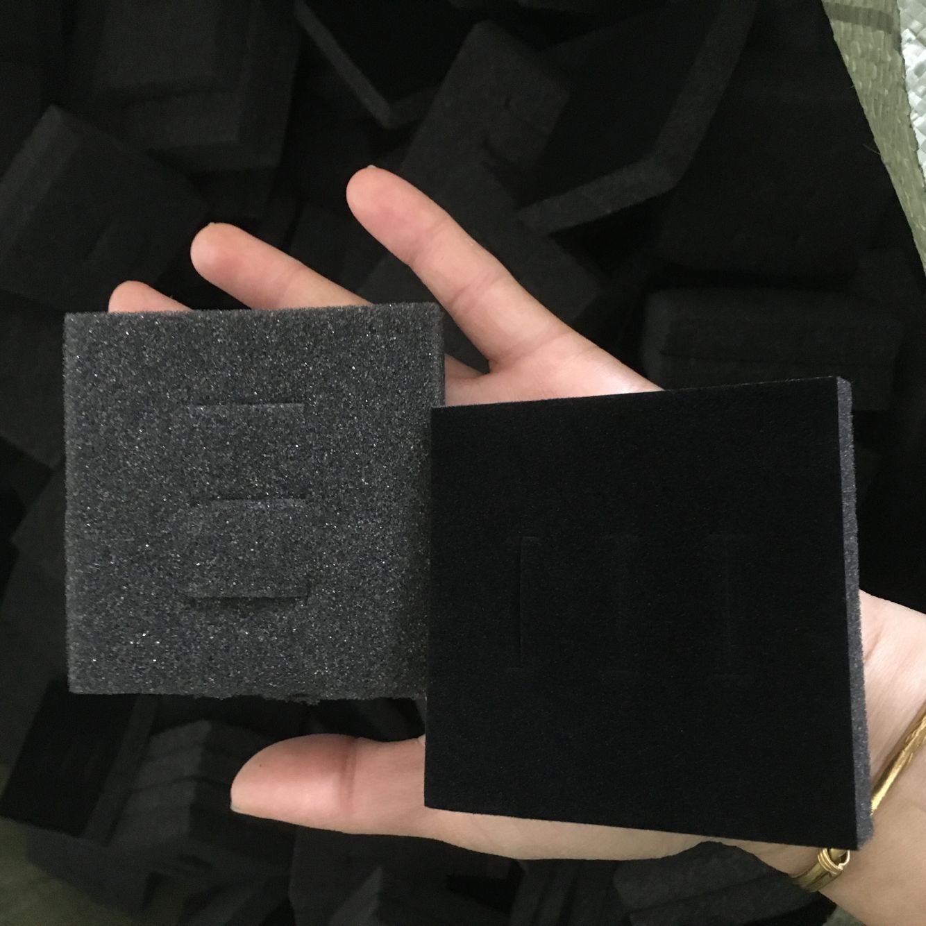 The inner lining of the jewelry packaging is made of sponge, which is shockproof and anti-drop. The sponge inner liner is processed and customized with irregular-shaped sponge and a flocked sponge tray full figure