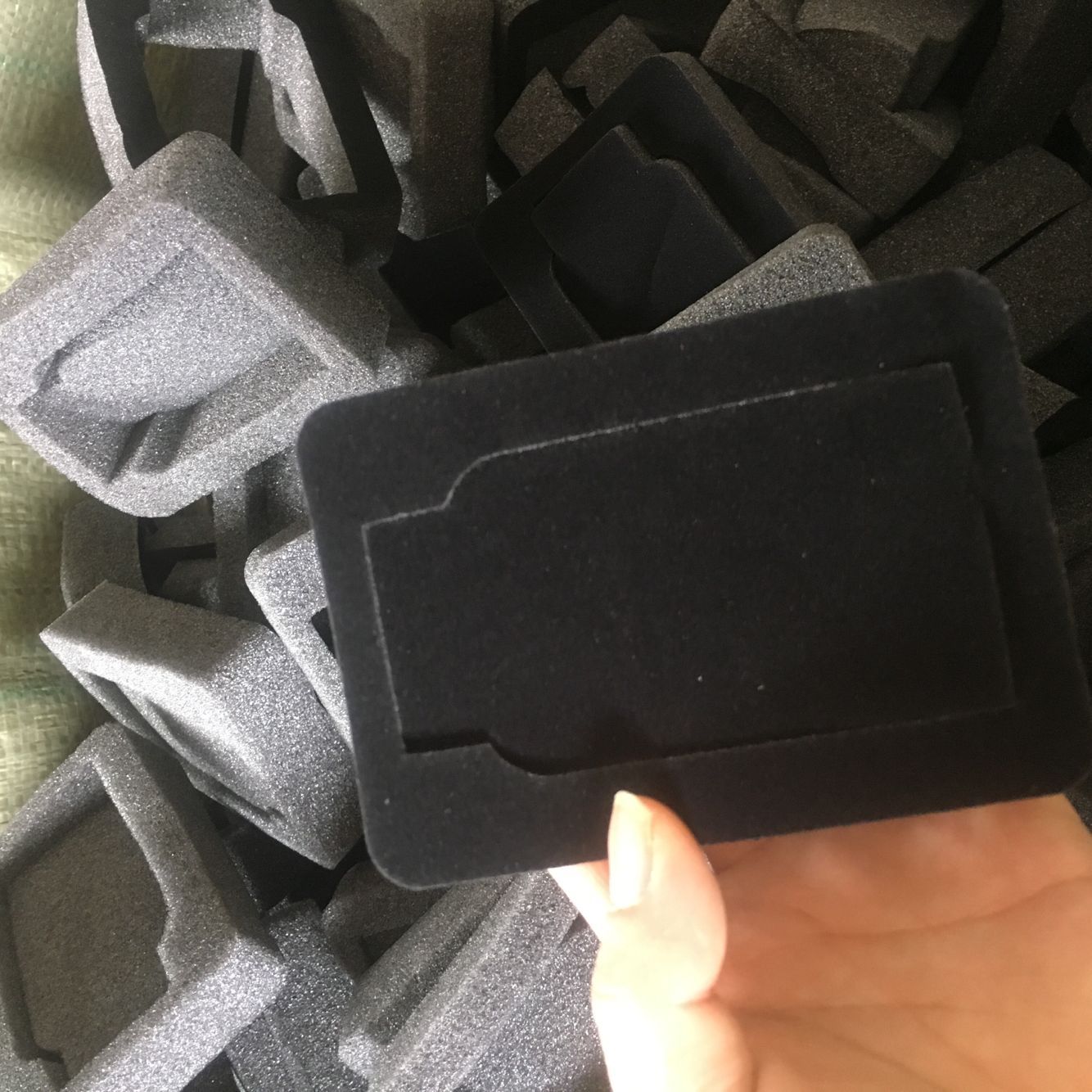 The inner lining of the jewelry packaging is made of sponge, which is shockproof and anti-drop. The sponge inner liner is processed and customized with irregular-shaped sponge and a flocked sponge tray Specification drawing
