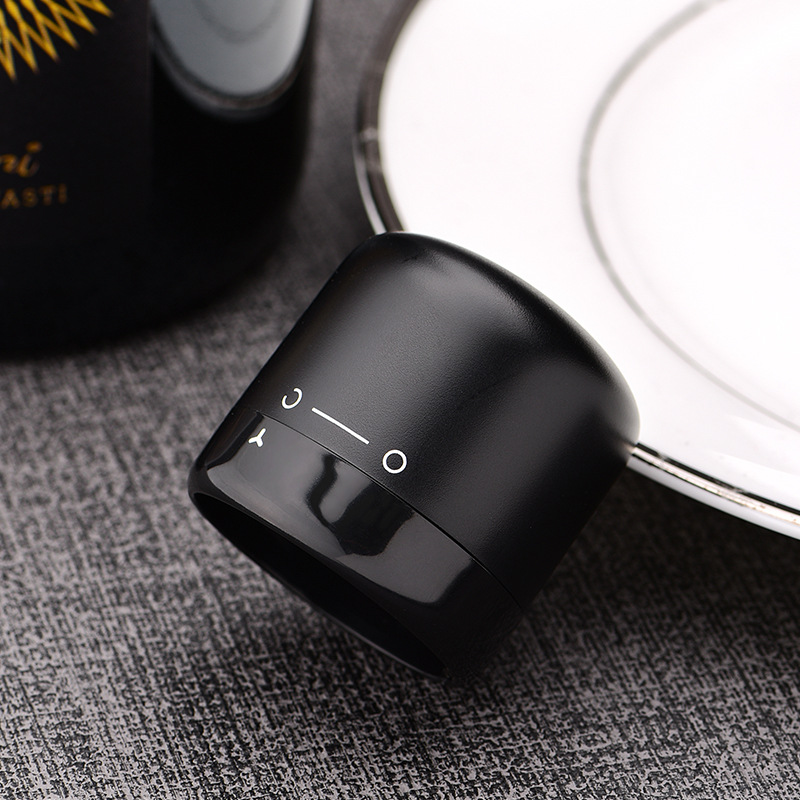 Amazon Douyin's best-selling cute smiling mini red wine bottle stopper, red wine sealed stopper cap Application Scenario