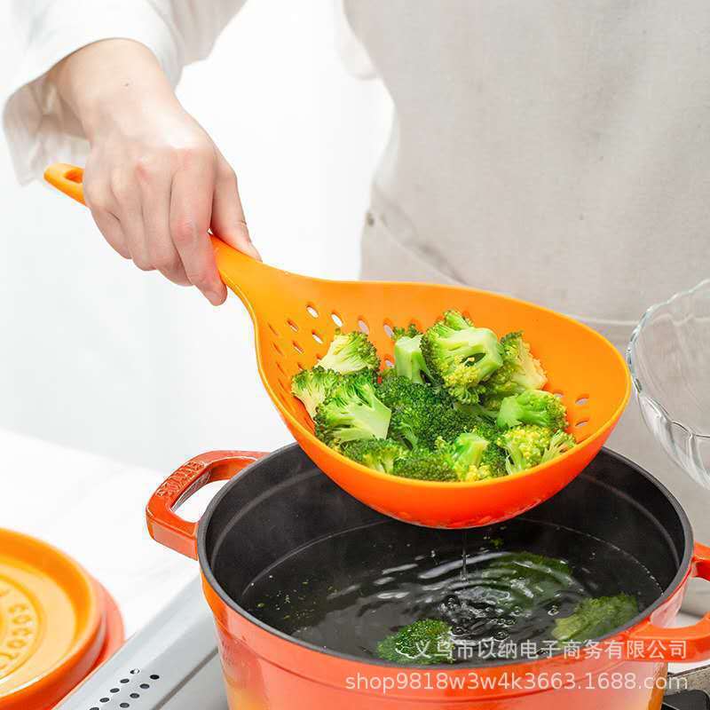A large kitchen noodle strainer with a nylon large strainer, a household long-handled anti-slip round strainer, a draining strainer through the strainer