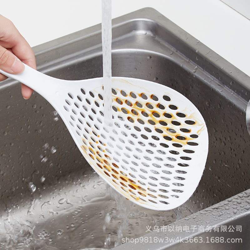 A large kitchen noodle strainer with a nylon large strainer, a household long-handled anti-slip round strainer, a draining strainer through the strainer Application Scenario