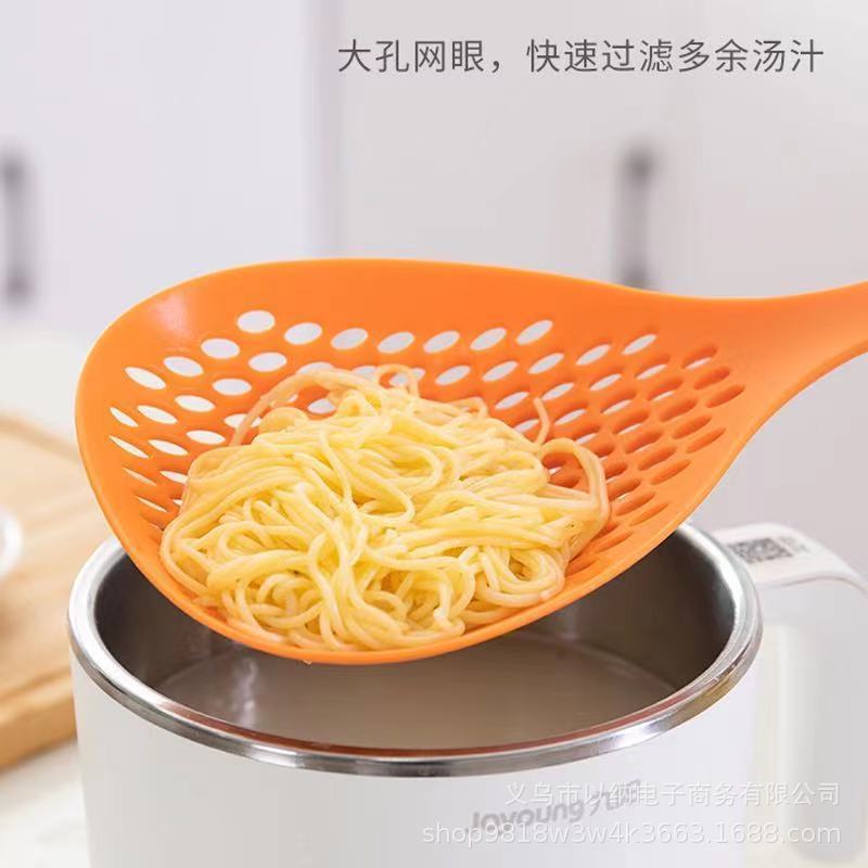 A large kitchen noodle strainer with a nylon large strainer, a household long-handled anti-slip round strainer, a draining strainer through the strainer details Picture