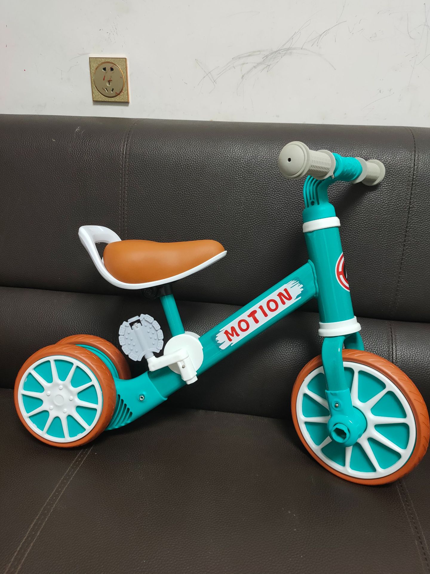 Children's balance bike, two-in-one tricycle with pedals, sliding bike, toy bike, children's bike, suitable for boys and girls, gift Application Scenario