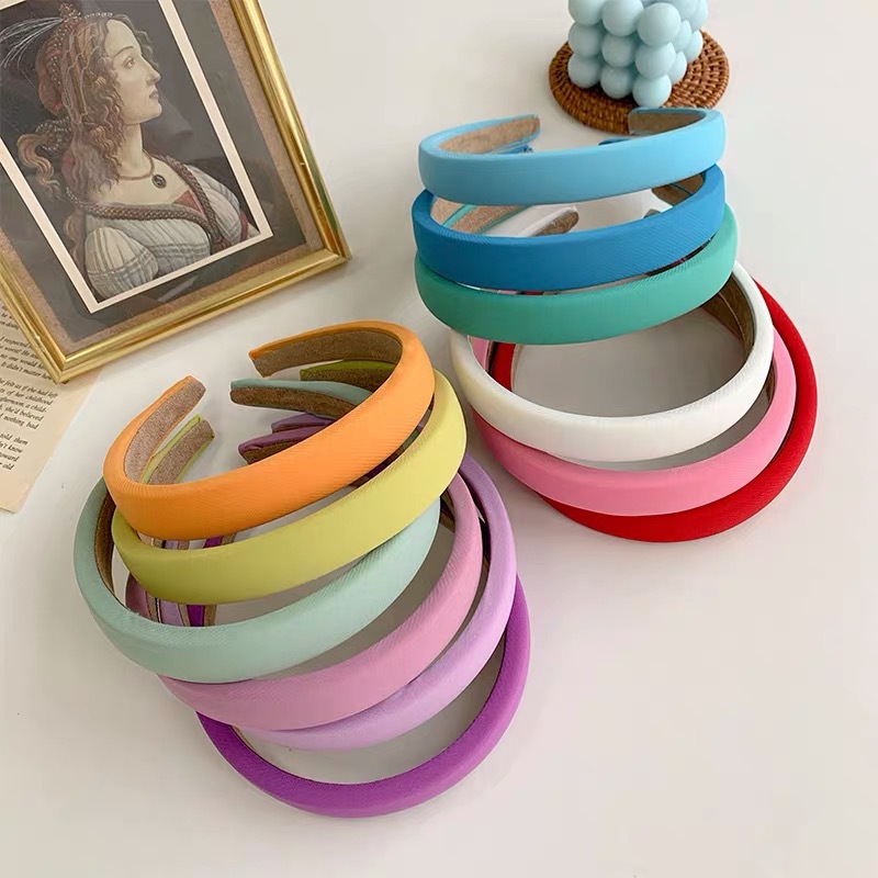 New sugar-colored sponge hairband that doesn't harm hair, Korean solid color, simple and elegant, wide-edge headband for adult girls to wash their faces and break their hair Application Scenario