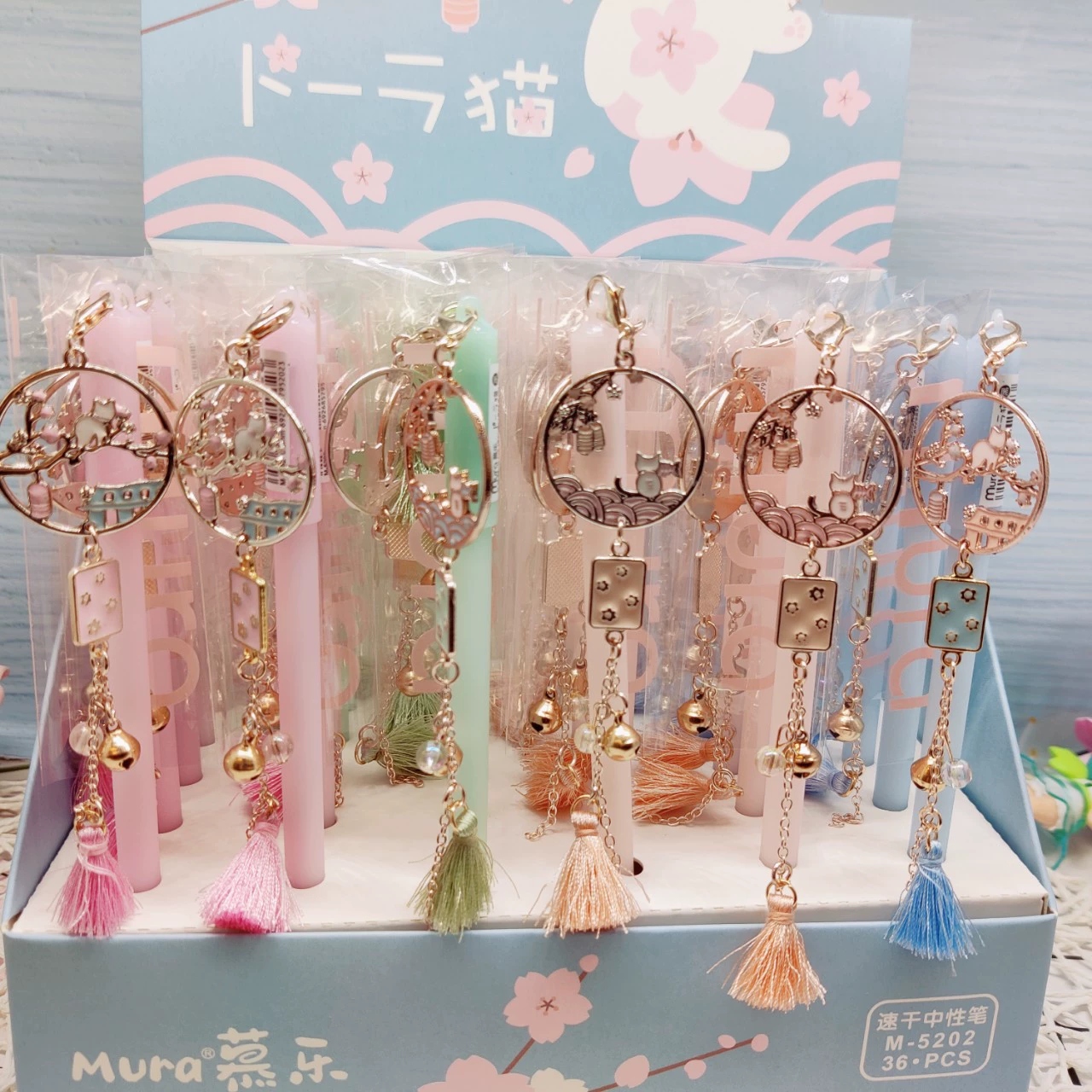 Mule 5202 Girl Heart Ancient Style Japanese-style cat pendant Pen. It's a good and beautiful writing neutral black pendant pen full figure