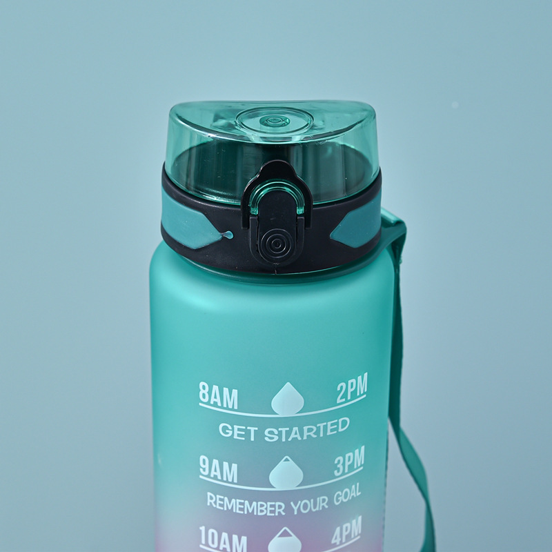 M5-8023 1000ml gradient color water cup, large capacity bouncing cup, straw water cup, frosted sports water bottle Application Scenario