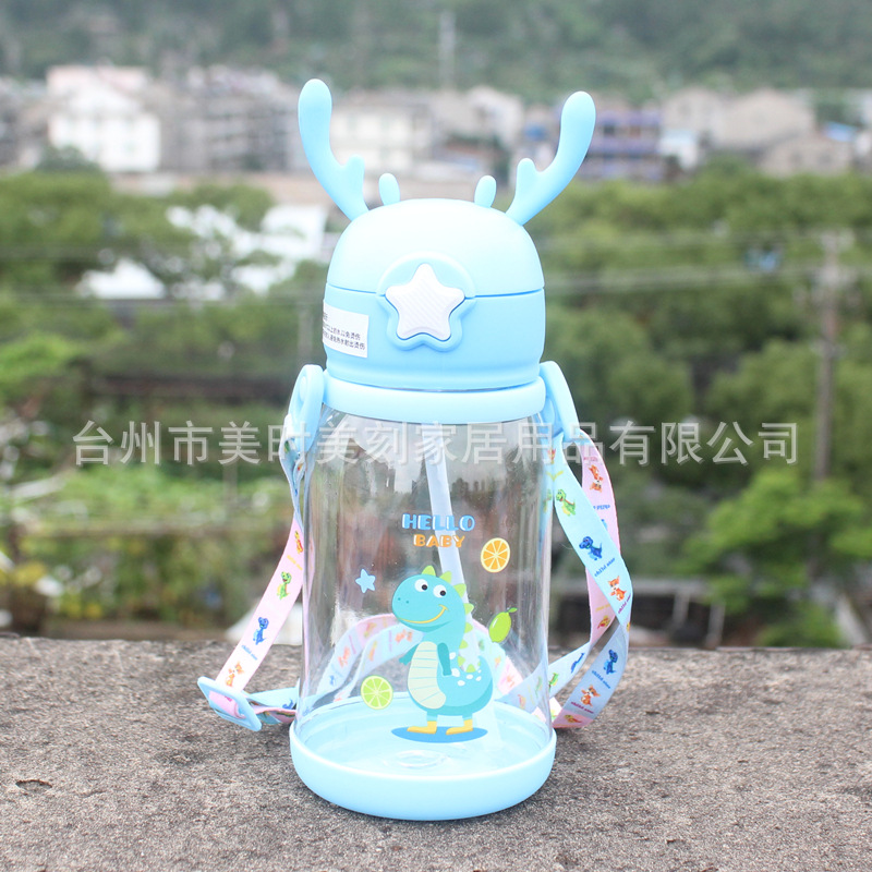 The new M5-191 children's antler cup with straw shoulder strap and student outdoor cartoon water bottle can be customized Application Scenario