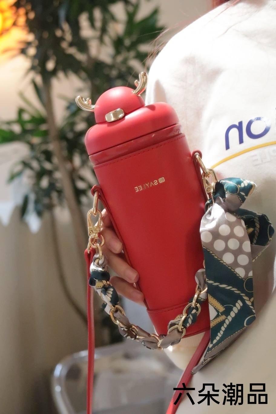 Creative And Cute Christmas Antlers Decorated Women's Large-Capacity Portable Straw Water Cup And Fashionable Crossbody Water Cup details Picture